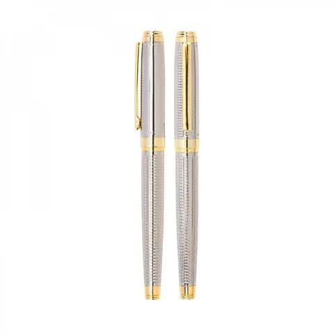 promosyon gümüş metal gövdeli roller kalem, tırtıklı desen ve altın klips, beyaz fon