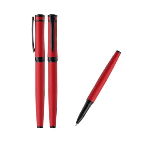 promosyon kırmızı metal roller kalem, siyah kapaklı ve kapaksız çift görünüm, beyaz fon