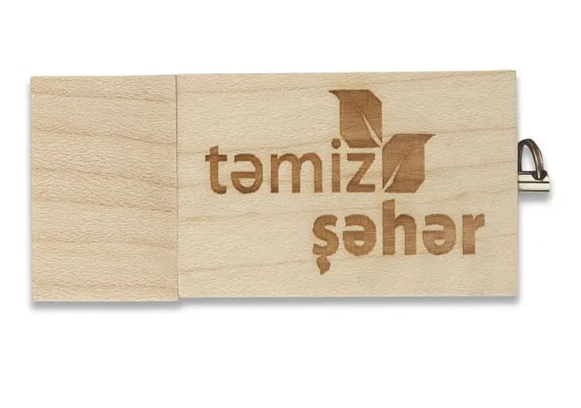 promosyon açık renk ahşap USB bellek, kahverengi yazı baskılı, sağda metal halka, beyaz zemin