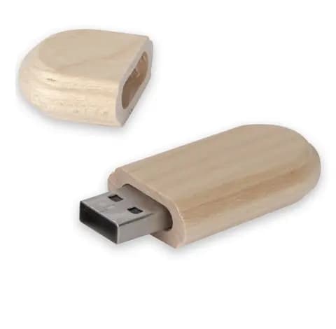 Ahşap USB bellek, çıkarılabilir kapak ve metal USB girişi; promosyon ürünü, beyaz zemin