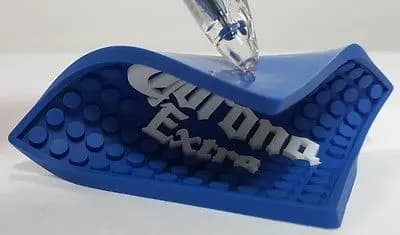 Silikon bardak altlığı, mavi kabarcıklı yüzey ve su tutmayan yapı; promosyon ürünü