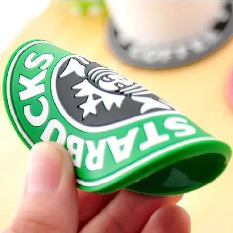 Silikon bardak altlığı, yeşil esnek gövde ve yuvarlak logo baskısı; promosyon ürünü