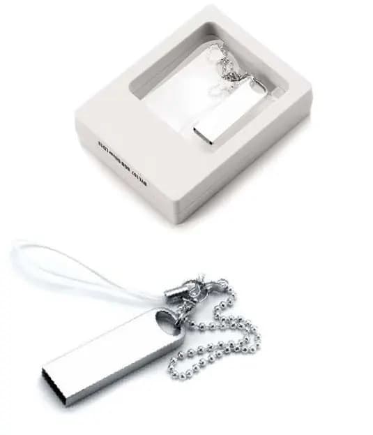 promosyon pencereli kutu içinde gümüş metal USB bellek ve bilyeli zinciri