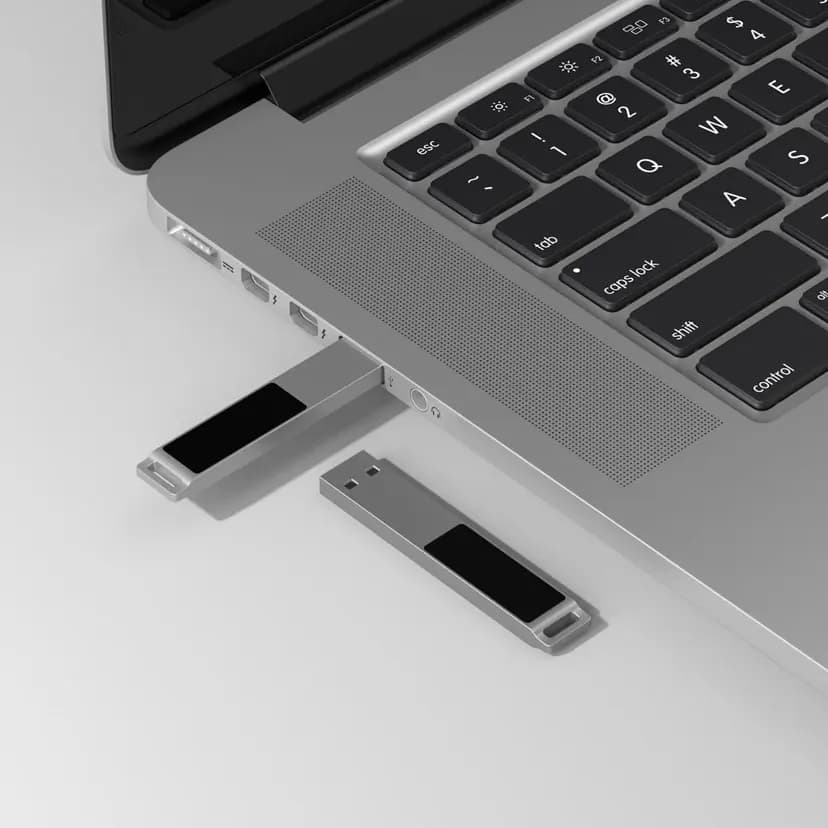 promosyon iki adet metal USB bellek, biri dizüstü portunda takılı, siyah panelli