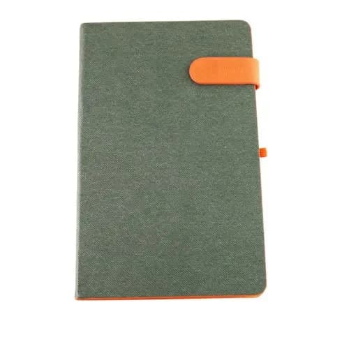 promosyon yeşil dokulu defter, turuncu kapak bandı ve turuncu ayraçlı, yazısız, beyaz arka plan