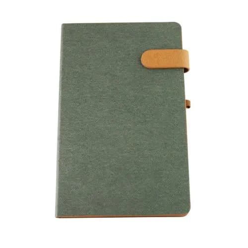 promosyon haki yeşil kumaş kaplı defter, kahverengi deri bantlı, yazısız, tek adet, beyaz arka plan