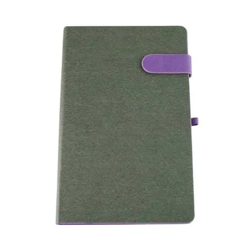 promosyon koyu yeşil dokulu defter, mor lastik bant ve mor kalem halkalı, yazısız, beyaz arka plan
