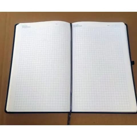 promosyon defter iç görünümü, açık kareli yapraklar ve siyah yer imi şeridi, ahşap masa