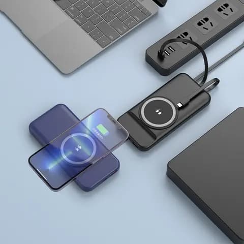 Promosyon siyah powerbank açık mavi zeminde, telefon ve dizüstü bilgisayarla birlikte
