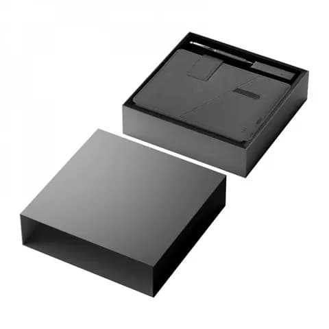Promosyon organizer setinin açılmış siyah kutusu, powerbank ve bellek yuvası