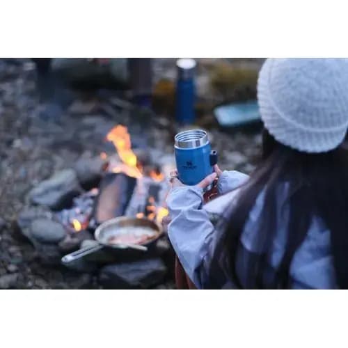 Mavi Stanley termos, paslanmaz çelik kapak ve dokuya sahip. - Promosyonbank - görsel 4