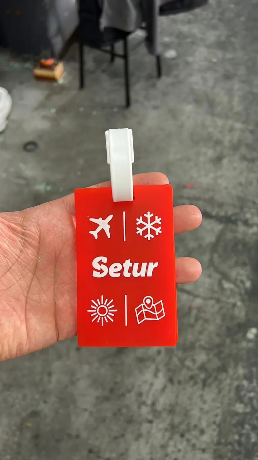 Promosyon kırmızı bavul etiketi, beyaz askı halkalı ve seyahat ikonlu baskı desenli