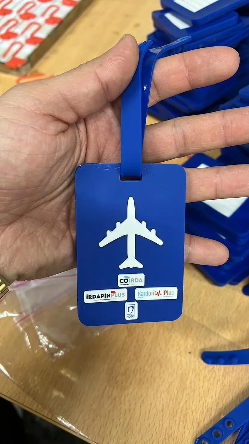 Promosyon mavi bavul etiketi, beyaz uçak silueti baskılı ve üretim ortamında elde
