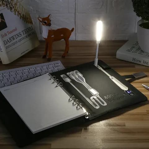 Promosyon açık siyah organizer, powerbank ve esnek lamba bölmeleriyle masada