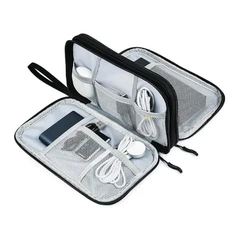 Promosyon açılmış siyah aksesuar çantası, powerbank ve kablo gözleriyle