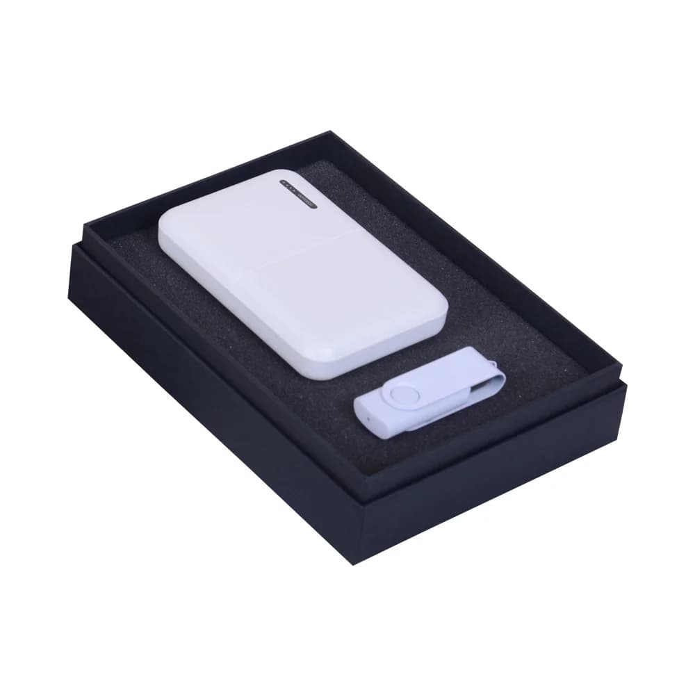 Beyaz renkli, plastik kaplamalı powerbank ve USB bellek seti, siyah kutuda sunulmaktadır.