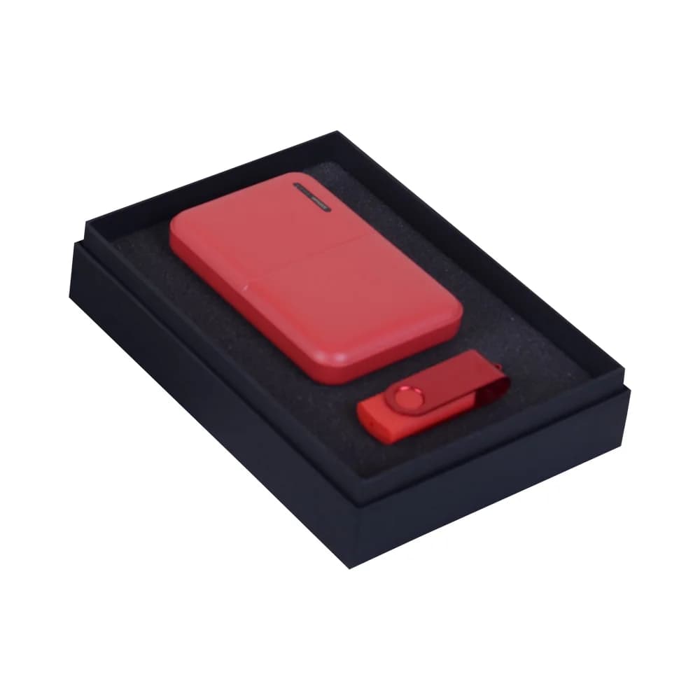 Kırmızı renkli, plastik kaplamalı powerbank ve USB bellek seti, siyah kutuda.