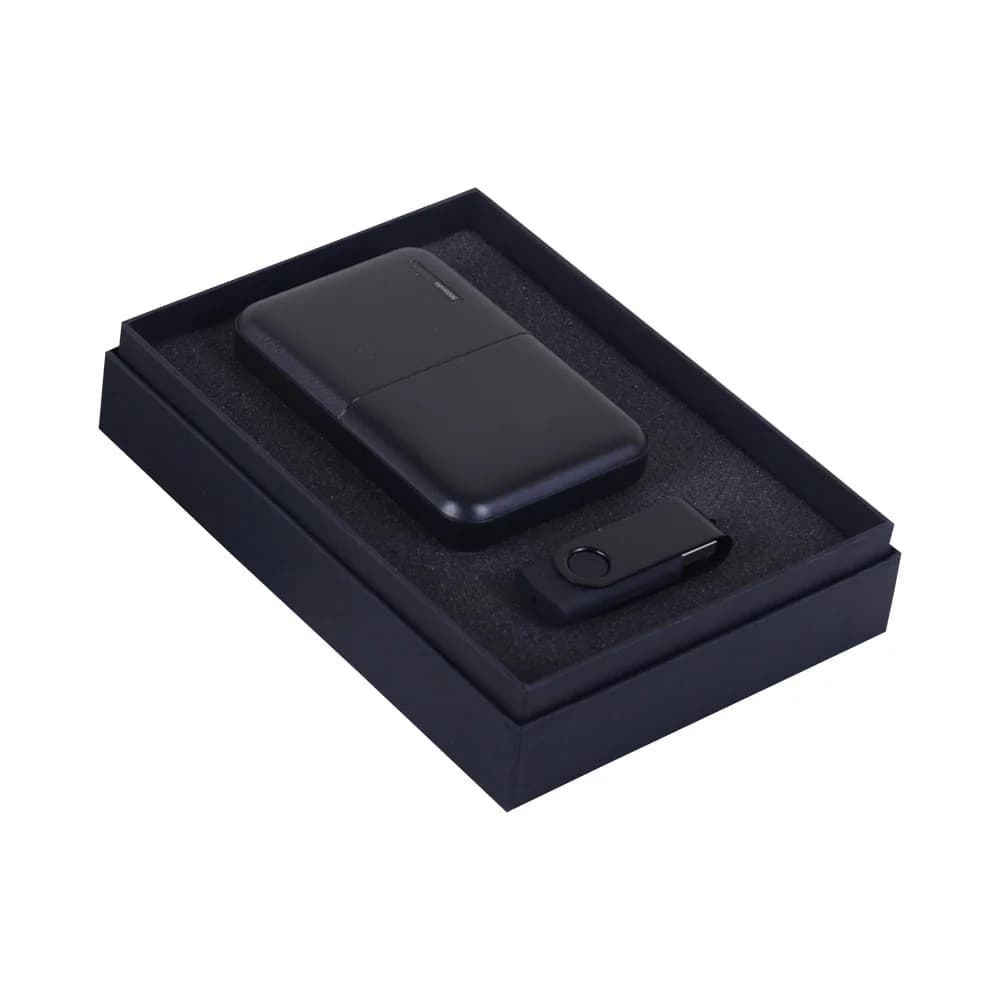 Siyah renkli, plastik kaplamalı powerbank ve USB bellek seti, siyah kutuda.