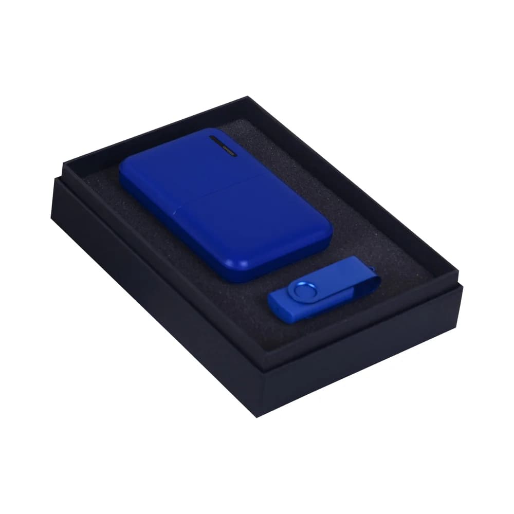 Mavi renkli, plastik kaplamalı powerbank ve USB bellek seti, siyah kutuda.