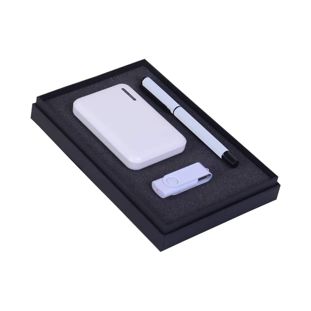 Beyaz renkli, plastik powerbank, metalik kalem ve USB bellek içeren VIP hediye seti.