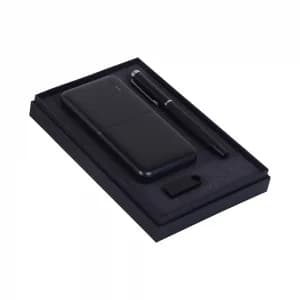 Siyah renkli, 10.000 mAh powerbank, metal USB bellek ve şık siyah kalem içeren promosyon hediye seti.