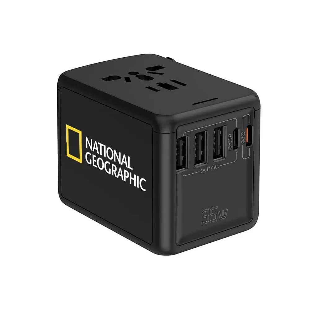 Siyah küp seyahat adaptörü, açılır fiş uçları ve USB portları