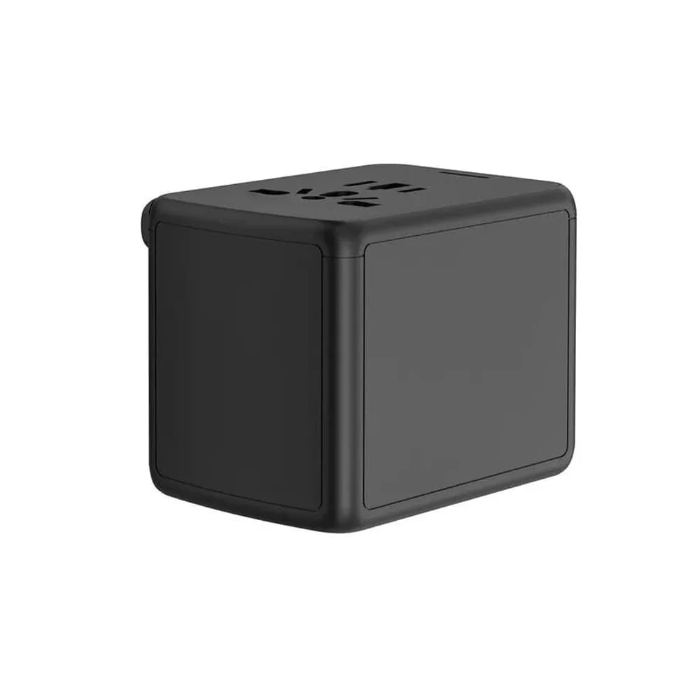 Siyah seyahat adaptörü, evrensel AC girişi, üç USB-A ve USB-C PD portu etiketli