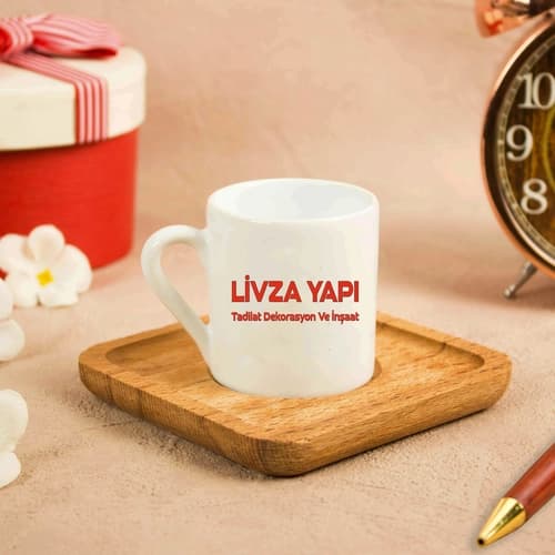 Ahşap tabaklı beyaz promosyon kahve fincanı; kırmızı kurumsal yazı baskılı, hediye kutusu yanında