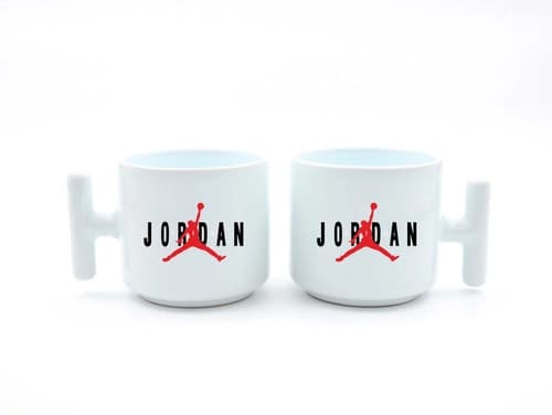 İki adet beyaz promosyon latte fincanı; kırmızı siyah logo baskı örneği