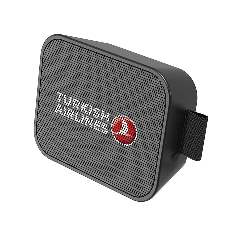 Siyah dikdörtgen hoparlör, ön yüzde Turkish Airlines baskısı ve yan halka