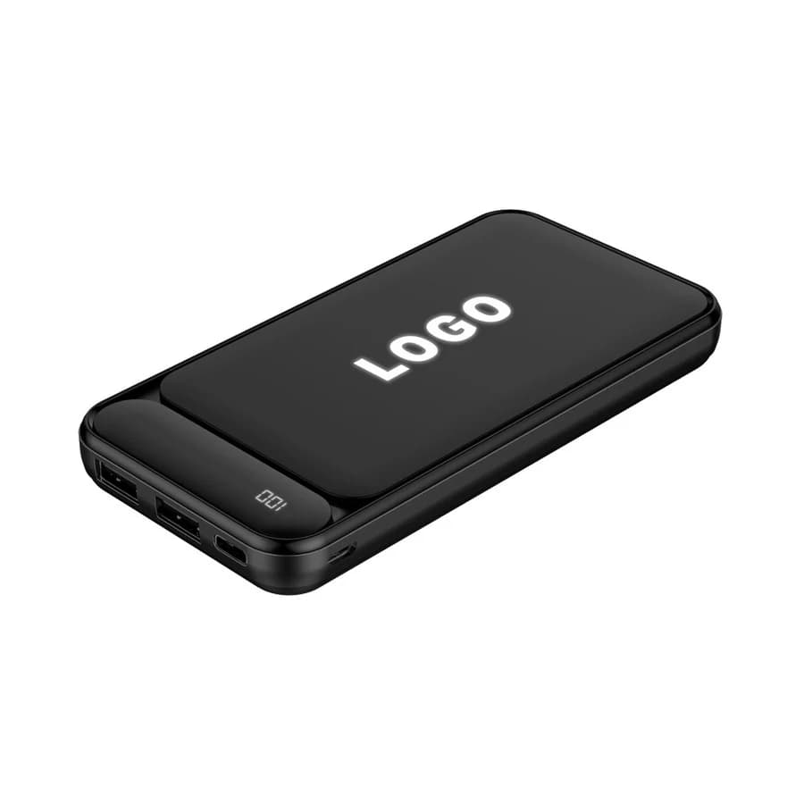 Koyu gri powerbank üç çeyrek üstten, ön kenarda portlar görünür