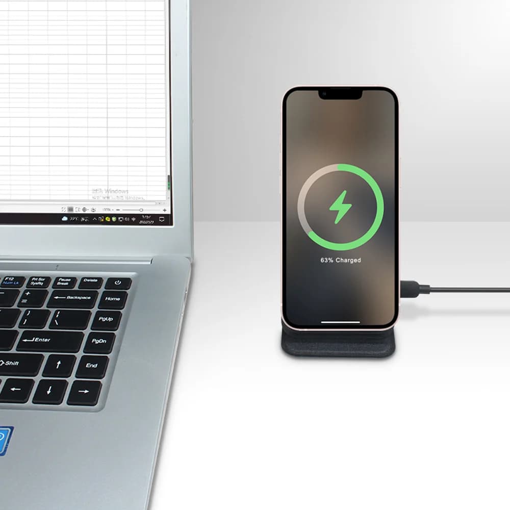 Siyah dik telefon standı, manyetik kablosuz şarj ve yeşil halka göstergesi