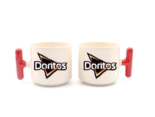İki adet kırmızı T kulplu beyaz promosyon latte fincanı, cips markası logo baskısı