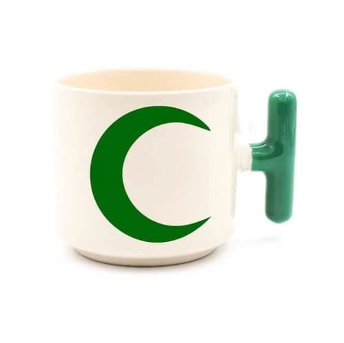 Koyu yeşil T kulplu beyaz promosyon latte fincanı; yeşil amblem baskılı