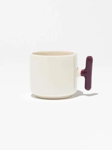 Krem gövdeli bordo T kulplu promosyon latte fincanı yan görünüm