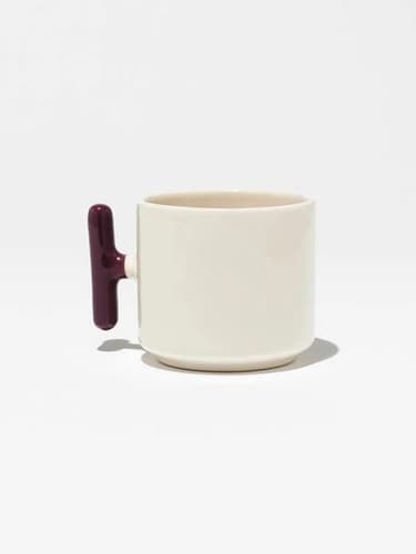 Bordo kulpu solda olan krem promosyon latte fincanı, yan çekim