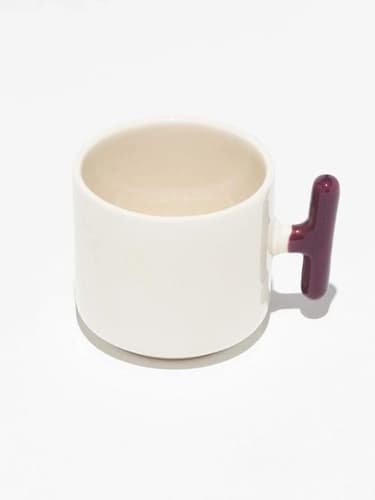 Bordo T kulplu beyaz promosyon latte fincanı, hafif üstten yan görünüm