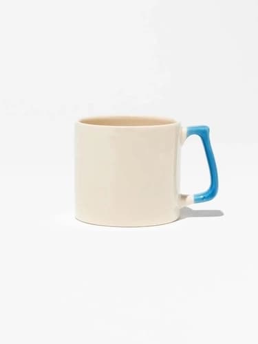 Mavi kulplu krem promosyon porselen kupanın yan profilden baskısız görünümü