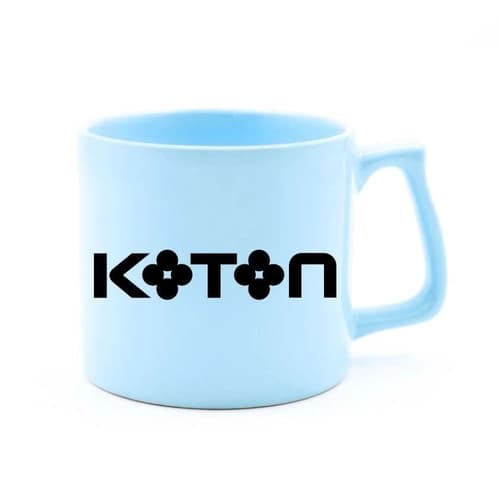 Pastel mavi porselen promosyon kupası; ön yüzde siyah kurumsal yazı baskısı, kulp sağda