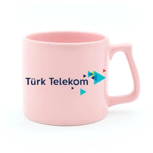 Pastel pembe promosyon porselen kupa; renkli üçgen logo ve firma adı baskılı
