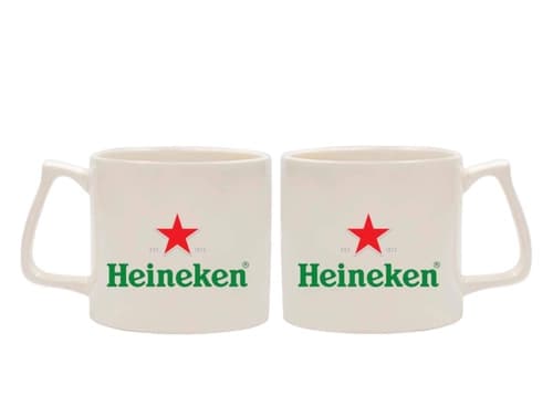 İki beyaz promosyon porselen kupa, yeşil yıldız amblemli logo baskı örneği
