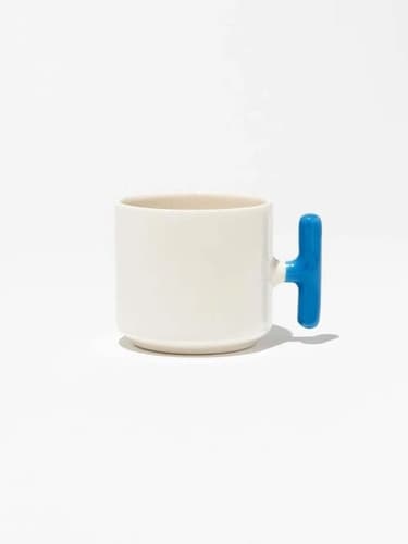 Mavi kulplu beyaz porselen promosyon latte fincanı; önden baskısız, kulp sağda