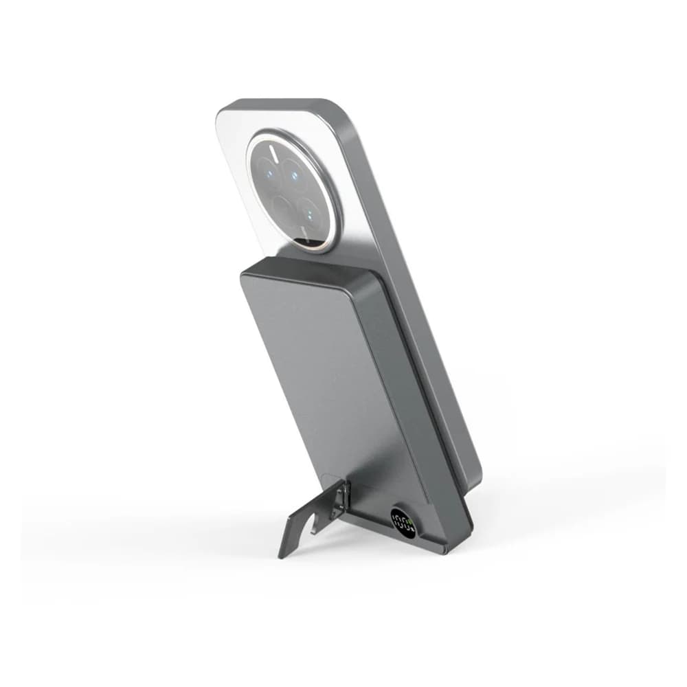 Siyah metal MagSafe powerbank eğik ön, açılır ayak ve halka detayı
