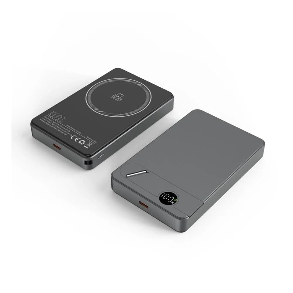 Siyah metal powerbank üst yan açı, USB-C portu ve 10000 mAh etiketi