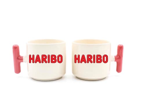 İki adet pembe kulplu krem promosyon latte fincanı, kırmızı logo baskı örneği
