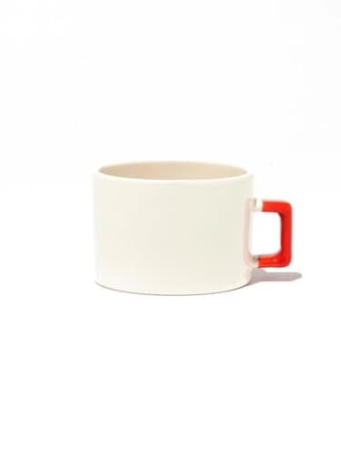 Kırmızı kulplu krem promosyon Nescafe fincanı, hafif üstten yan görünüm
