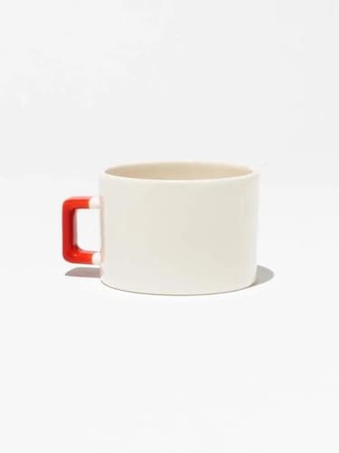 Beyaz gövdeli kırmızı kulplu promosyon Nescafe fincanı yan görünüm