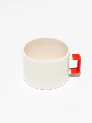 Kırmızı kare kulplu krem promosyon Nescafe fincanı, hafif üstten çekim