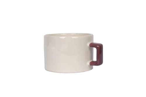 Krem beyaz promosyon Nescafe fincanının bordo kulplu yan görünümü