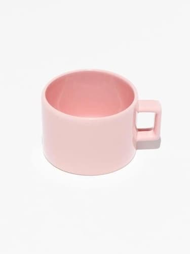 Pastel pembe porselen promosyon kahve fincanı; hafif üstten açı, içi görünür